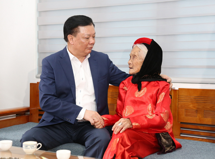 Đồng chí Đinh Tiến Dũng thăm, tặng quà Tết gia đình chính sách và công nhân lao động huyện Gia Lâm-5