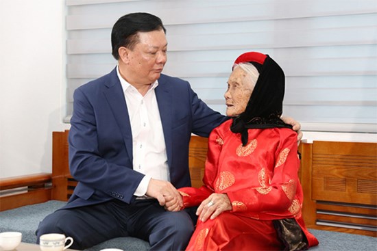 Đồng chí Đinh Tiến Dũng thăm, tặng quà Tết gia đình chính sách và công nhân lao động huyện Gia Lâm