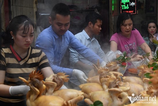 Gà cúng ngậm hoa hồng ở 'chợ nhà giàu' giá hơn 500.000 đồng/con vẫn hút khách