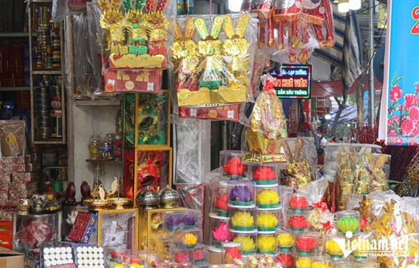 Gà cúng ngậm hoa hồng ở chợ nhà giàu giá hơn 500.000 đồng/con vẫn hút khách-2