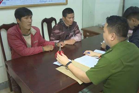 Bắt giữ 2 đối tượng giả danh công an để cướp tài sản