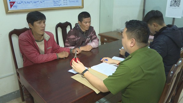 Bắt giữ 2 đối tượng giả danh công an để cướp tài sản-1