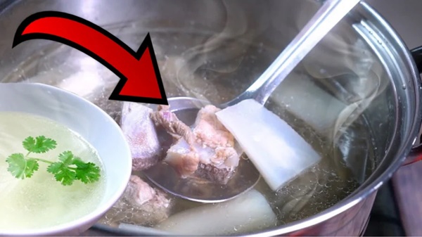 Hầm xương cứ tiện tay thả thứ này vào nồi, bảo sao nước dùng đục ngầu, mất chất-1