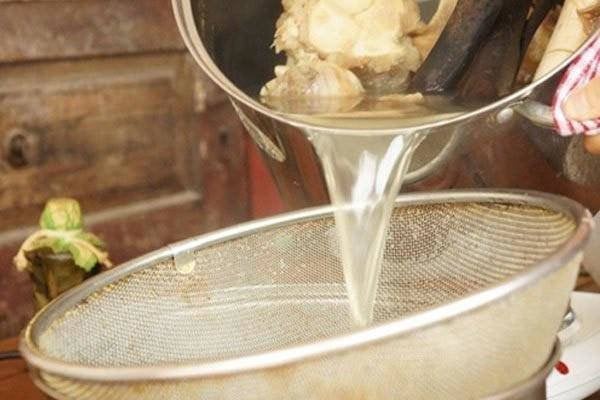 Hầm xương cứ tiện tay thả thứ này vào nồi, bảo sao nước dùng đục ngầu, mất chất-2