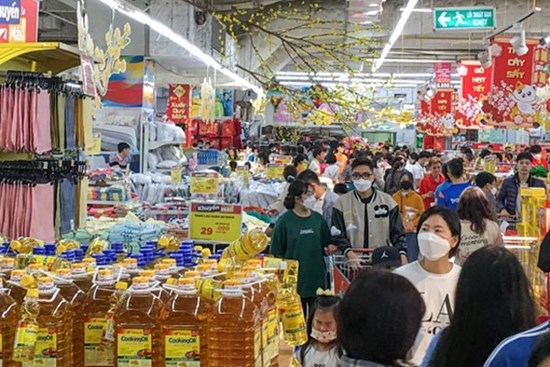 Người dân chen chân trong các siêu thị chiều 23 Tết, shipper cũng nhận “đi chợ hộ” cho khách