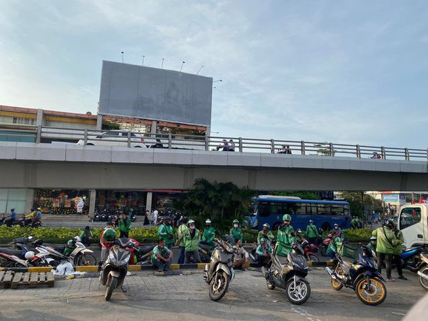 Người dân chen chân trong các siêu thị chiều 23 Tết, shipper cũng nhận đi chợ hộ” cho khách-25