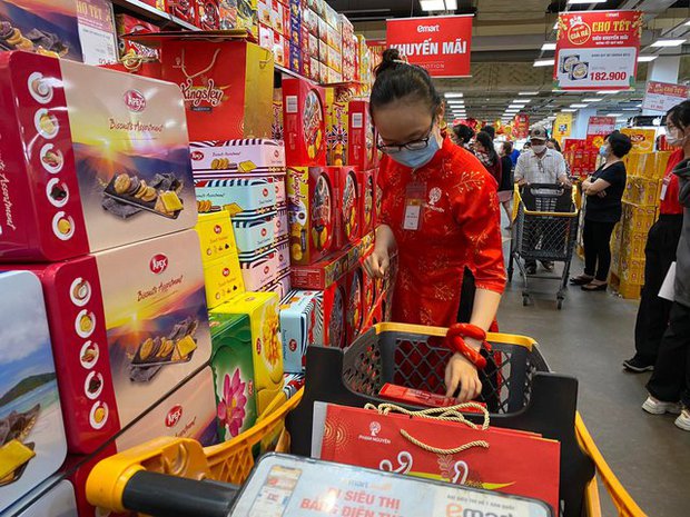 Người dân chen chân trong các siêu thị chiều 23 Tết, shipper cũng nhận đi chợ hộ” cho khách-16