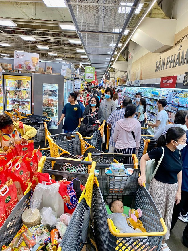 Người dân chen chân trong các siêu thị chiều 23 Tết, shipper cũng nhận đi chợ hộ” cho khách-15