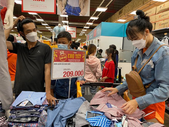 Người dân chen chân trong các siêu thị chiều 23 Tết, shipper cũng nhận đi chợ hộ” cho khách-14