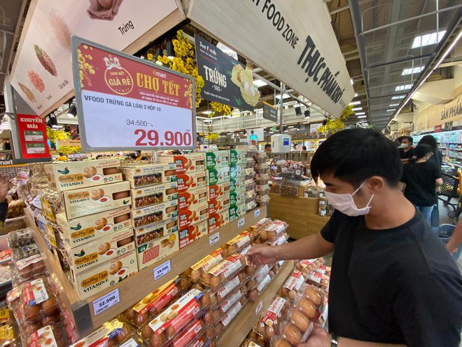 Người dân chen chân trong các siêu thị chiều 23 Tết, shipper cũng nhận đi chợ hộ” cho khách-13