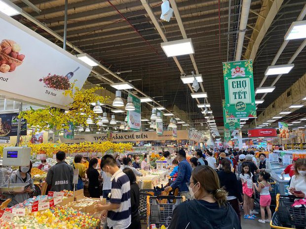 Người dân chen chân trong các siêu thị chiều 23 Tết, shipper cũng nhận đi chợ hộ” cho khách-12