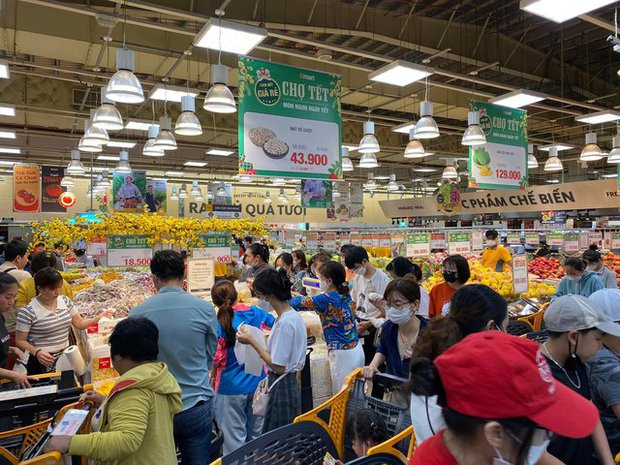 Người dân chen chân trong các siêu thị chiều 23 Tết, shipper cũng nhận đi chợ hộ” cho khách-11