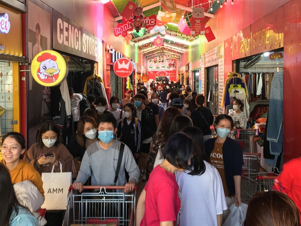 Người dân chen chân trong các siêu thị chiều 23 Tết, shipper cũng nhận đi chợ hộ” cho khách-10