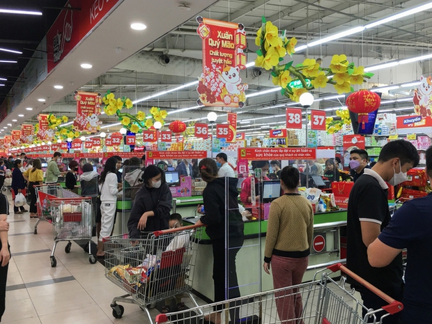 Người dân chen chân trong các siêu thị chiều 23 Tết, shipper cũng nhận đi chợ hộ” cho khách-9