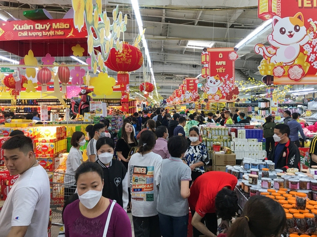 Người dân chen chân trong các siêu thị chiều 23 Tết, shipper cũng nhận đi chợ hộ” cho khách-8