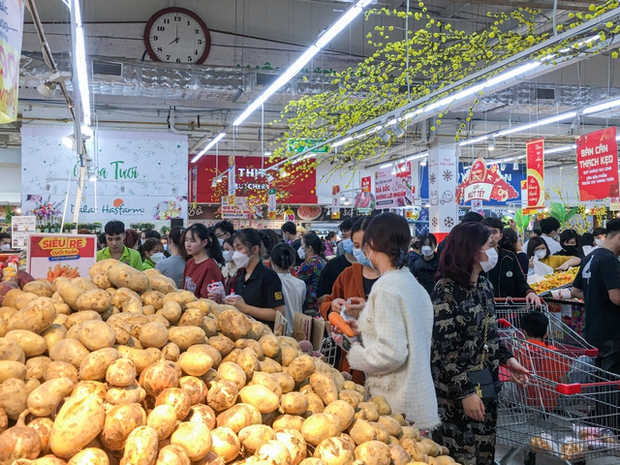 Người dân chen chân trong các siêu thị chiều 23 Tết, shipper cũng nhận đi chợ hộ” cho khách-7