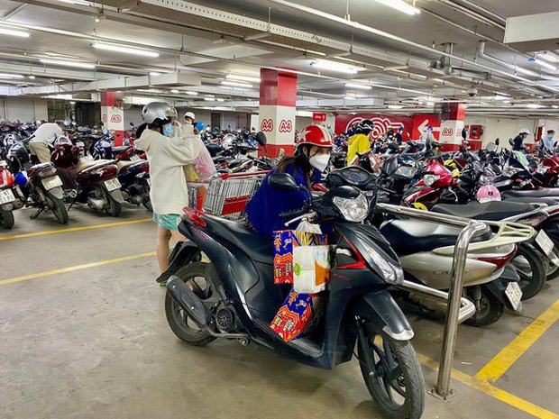 Người dân chen chân trong các siêu thị chiều 23 Tết, shipper cũng nhận đi chợ hộ” cho khách-24