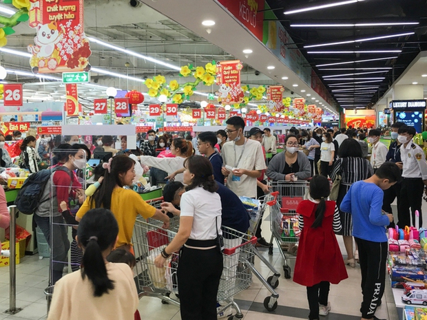 Người dân chen chân trong các siêu thị chiều 23 Tết, shipper cũng nhận đi chợ hộ” cho khách-6