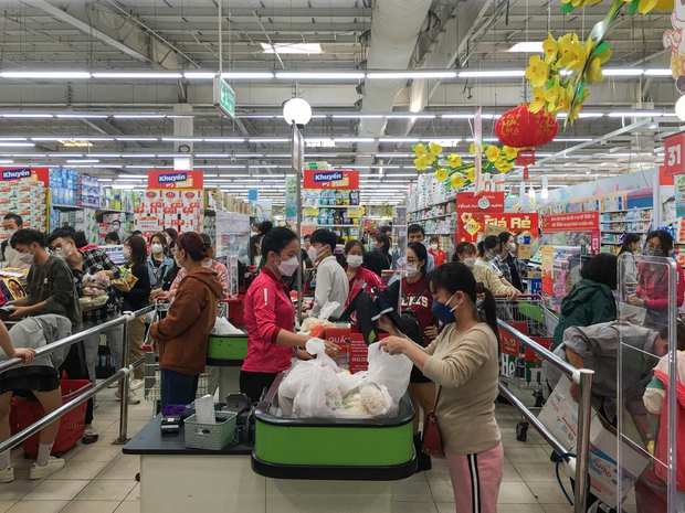 Người dân chen chân trong các siêu thị chiều 23 Tết, shipper cũng nhận đi chợ hộ” cho khách-5