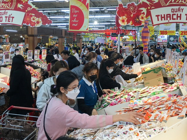 Người dân chen chân trong các siêu thị chiều 23 Tết, shipper cũng nhận đi chợ hộ” cho khách-4