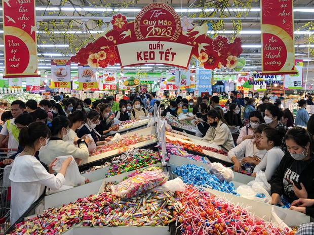 Người dân chen chân trong các siêu thị chiều 23 Tết, shipper cũng nhận đi chợ hộ” cho khách-3