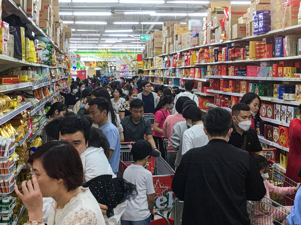 Người dân chen chân trong các siêu thị chiều 23 Tết, shipper cũng nhận đi chợ hộ” cho khách-2