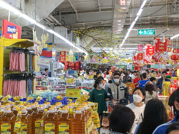 Người dân chen chân trong các siêu thị chiều 23 Tết, shipper cũng nhận đi chợ hộ” cho khách-1