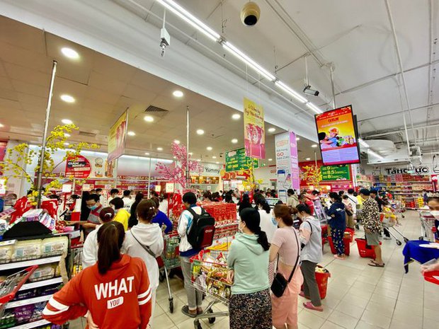 Người dân chen chân trong các siêu thị chiều 23 Tết, shipper cũng nhận đi chợ hộ” cho khách-23
