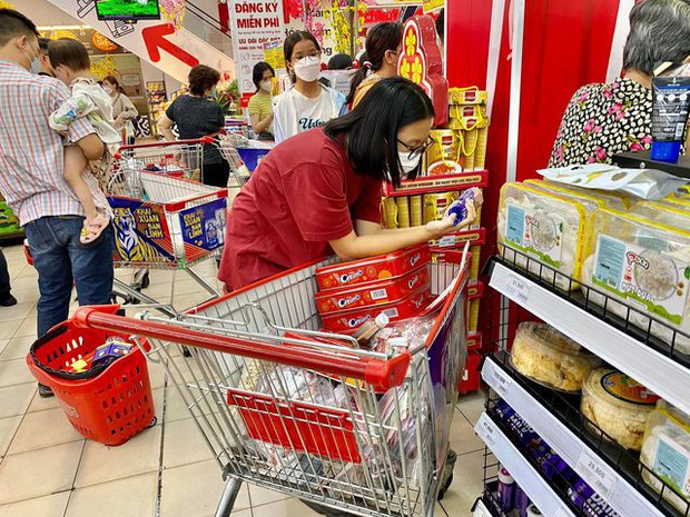 Người dân chen chân trong các siêu thị chiều 23 Tết, shipper cũng nhận đi chợ hộ” cho khách-22