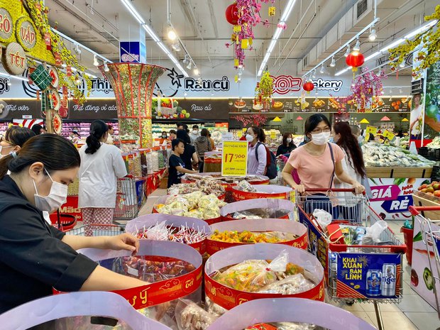 Người dân chen chân trong các siêu thị chiều 23 Tết, shipper cũng nhận đi chợ hộ” cho khách-20