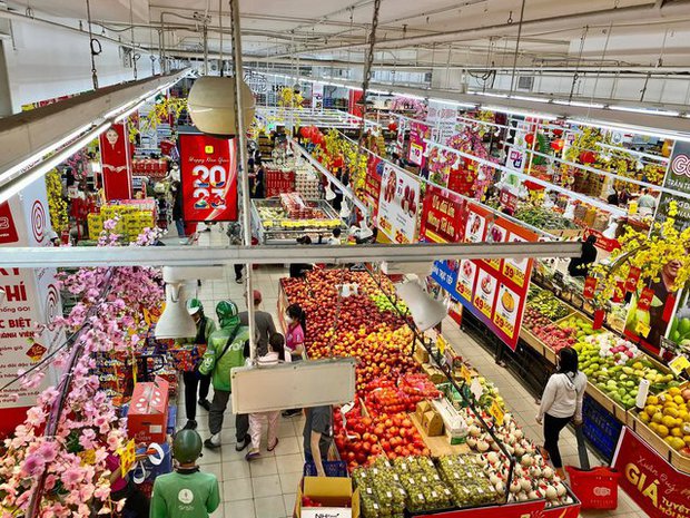 Người dân chen chân trong các siêu thị chiều 23 Tết, shipper cũng nhận đi chợ hộ” cho khách-19