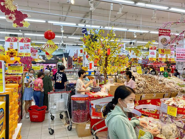 Người dân chen chân trong các siêu thị chiều 23 Tết, shipper cũng nhận đi chợ hộ” cho khách-18