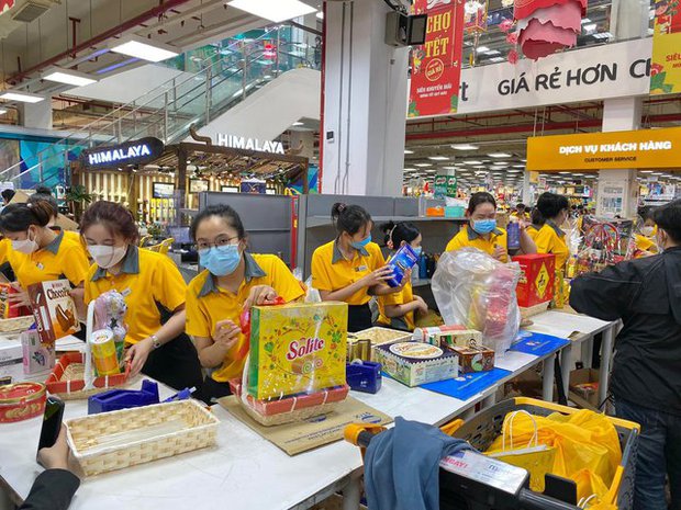 Người dân chen chân trong các siêu thị chiều 23 Tết, shipper cũng nhận đi chợ hộ” cho khách-17