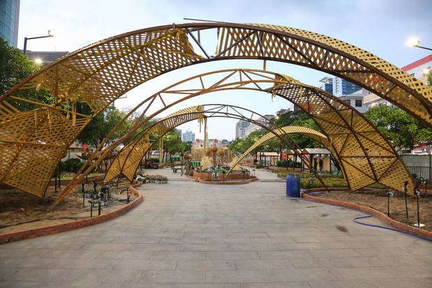 Linh vật mèo lộ diện tại Đường hoa Nguyễn Huệ: Người dân TP.HCM thích thú vì quá đáng yêu-8