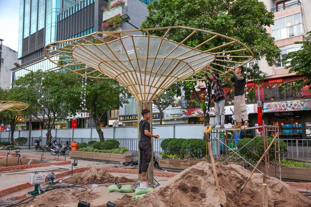 Linh vật mèo lộ diện tại Đường hoa Nguyễn Huệ: Người dân TP.HCM thích thú vì quá đáng yêu-7