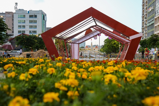 Linh vật mèo lộ diện tại Đường hoa Nguyễn Huệ: Người dân TP.HCM thích thú vì quá đáng yêu-6