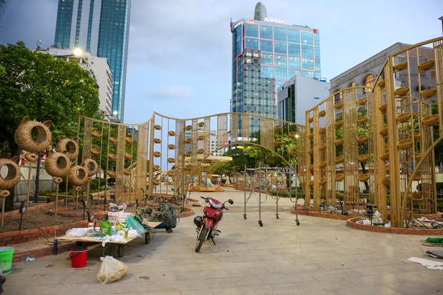 Linh vật mèo lộ diện tại Đường hoa Nguyễn Huệ: Người dân TP.HCM thích thú vì quá đáng yêu-4