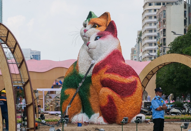 Linh vật mèo lộ diện tại Đường hoa Nguyễn Huệ: Người dân TP.HCM thích thú vì quá đáng yêu-3
