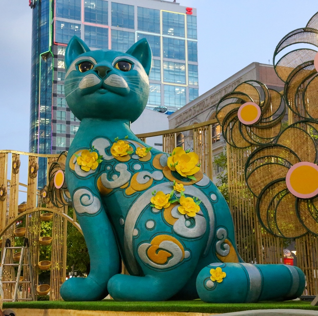Linh vật mèo lộ diện tại Đường hoa Nguyễn Huệ: Người dân TP.HCM thích thú vì quá đáng yêu-2