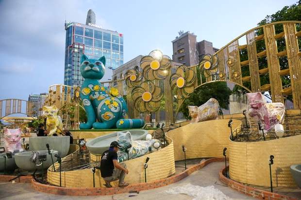 Linh vật mèo lộ diện tại Đường hoa Nguyễn Huệ: Người dân TP.HCM thích thú vì quá đáng yêu-1