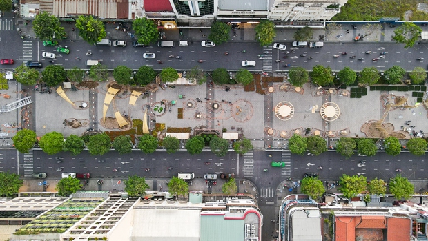 Linh vật mèo lộ diện tại Đường hoa Nguyễn Huệ: Người dân TP.HCM thích thú vì quá đáng yêu-16