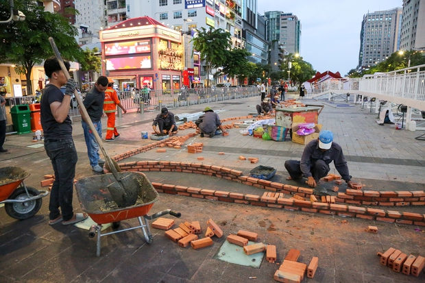 Linh vật mèo lộ diện tại Đường hoa Nguyễn Huệ: Người dân TP.HCM thích thú vì quá đáng yêu-15