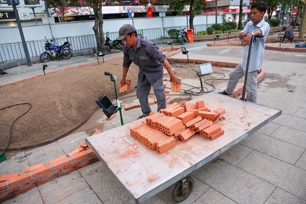 Linh vật mèo lộ diện tại Đường hoa Nguyễn Huệ: Người dân TP.HCM thích thú vì quá đáng yêu-14