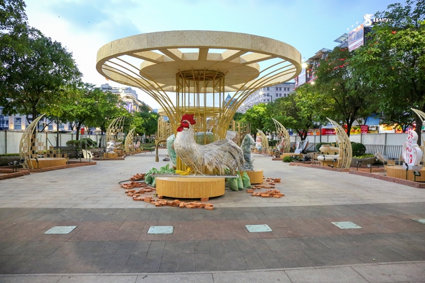 Linh vật mèo lộ diện tại Đường hoa Nguyễn Huệ: Người dân TP.HCM thích thú vì quá đáng yêu-13