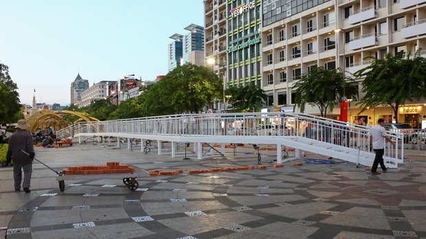 Linh vật mèo lộ diện tại Đường hoa Nguyễn Huệ: Người dân TP.HCM thích thú vì quá đáng yêu-12