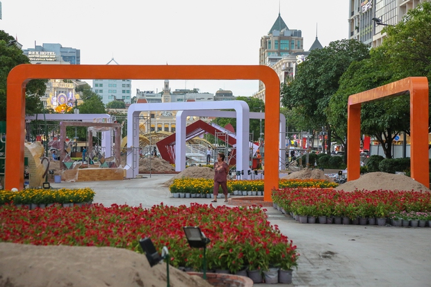 Linh vật mèo lộ diện tại Đường hoa Nguyễn Huệ: Người dân TP.HCM thích thú vì quá đáng yêu-11