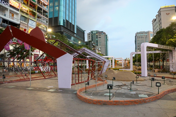 Linh vật mèo lộ diện tại Đường hoa Nguyễn Huệ: Người dân TP.HCM thích thú vì quá đáng yêu-10