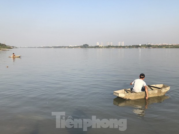 Hà Nội: Cúng ông Táo, 9 con cá chép vừa thả xuống sông bị thả lưới bắt lại 8 con-1