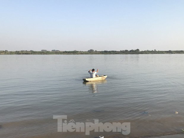 Hà Nội: Cúng ông Táo, 9 con cá chép vừa thả xuống sông bị thả lưới bắt lại 8 con-3