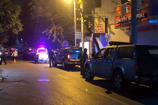 Chủ nhà nghỉ dùng ôtô húc tử vong nam thanh niên ném chất bẩn-2